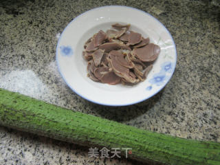 鹅胗炒丝瓜的做法步骤：1