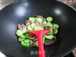 鹅胗炒丝瓜的做法步骤：8