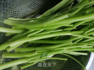 蒜香空心菜梗的做法步骤：1