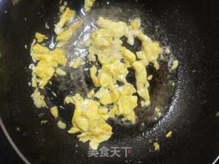 简单营养低卡低脂的家常小炒玉米胡萝卜炒蛋的做法步骤：4