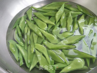 鸡蛋炒豆角的做法步骤：2