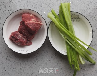 芹菜炒牛肉的做法步骤：1