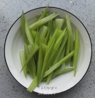 芹菜炒牛肉的做法步骤：3