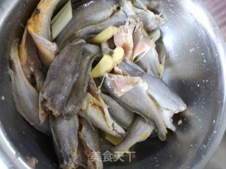 干炸黄花鱼的做法步骤：3