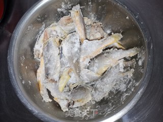 干炸黄花鱼的做法步骤：4