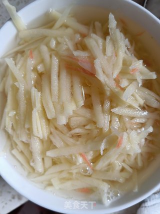 青椒土豆丝的做法步骤：1