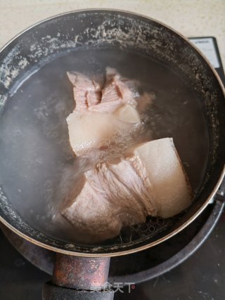 青椒回锅肉的做法步骤：1