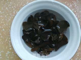 黑木耳杏鲍菇炒黄瓜的做法步骤：1