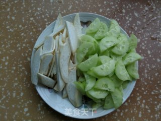 黑木耳杏鲍菇炒黄瓜的做法步骤：2
