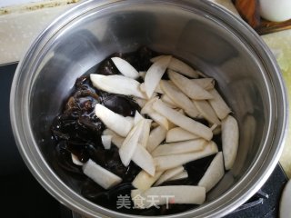 黑木耳杏鲍菇炒黄瓜的做法步骤：3