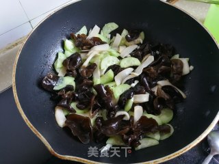 黑木耳杏鲍菇炒黄瓜的做法步骤：6