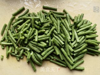 蒜蓉辣椒炒蒸豆角的做法步骤：2