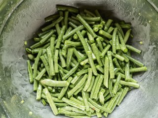 蒜蓉辣椒炒蒸豆角的做法步骤：4