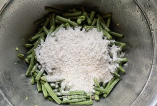 蒜蓉辣椒炒蒸豆角的做法步骤：5