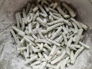 蒜蓉辣椒炒蒸豆角的做法步骤：6