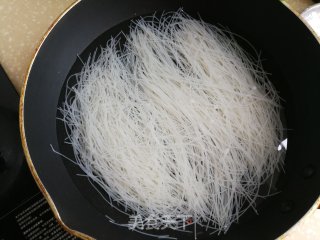 包菜黄瓜炒米面的做法步骤：1