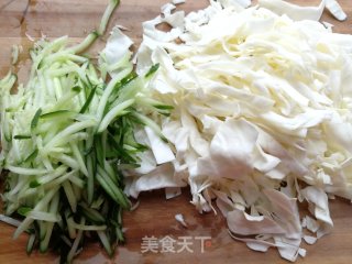 包菜黄瓜炒米面的做法步骤：3
