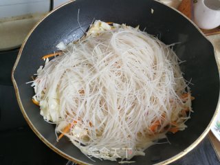 包菜黄瓜炒米面的做法步骤：6