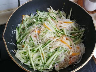 包菜黄瓜炒米面的做法步骤：7