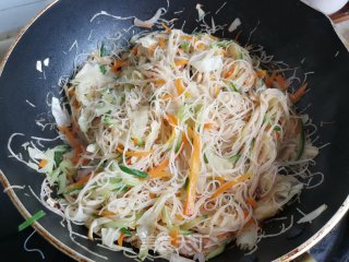 包菜黄瓜炒米面的做法步骤：8