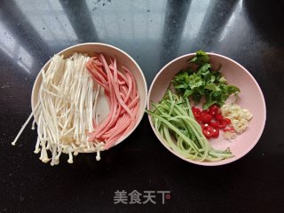 金针菇拌火腿肠的做法步骤：1
