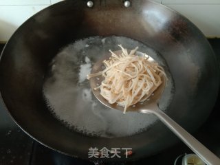 金针菇拌火腿肠的做法步骤：2