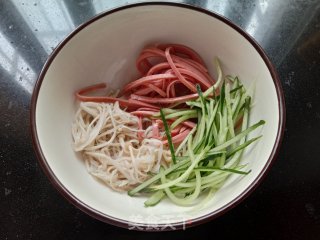 金针菇拌火腿肠的做法步骤：3