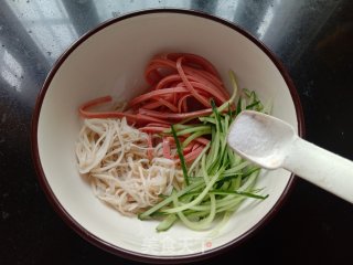 金针菇拌火腿肠的做法步骤：4