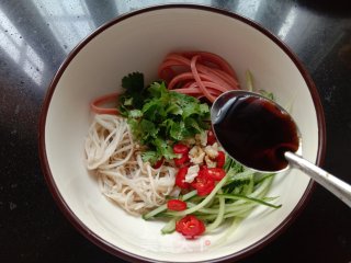 金针菇拌火腿肠的做法步骤：8