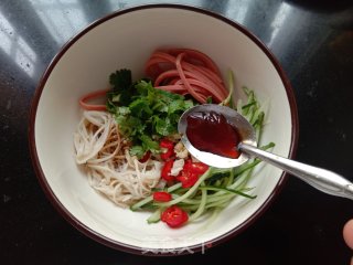 金针菇拌火腿肠的做法步骤：9