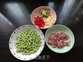 肉末豆角的做法步骤：1