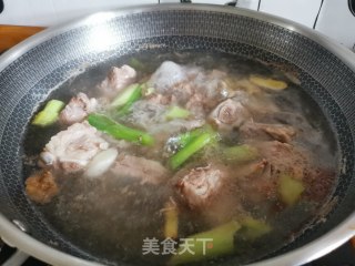 排骨炖豆角的做法步骤：1