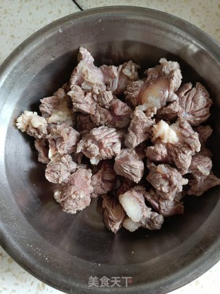 高笋烧牛肉的做法步骤：1