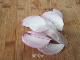 洋葱炒红肠的做法步骤：4