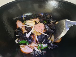 洋葱炒红肠的做法步骤：6