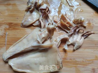 五花肉炖墨鱼的做法步骤：1