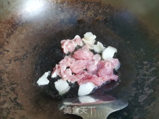 五花肉炖墨鱼的做法步骤：2