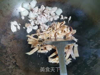 五花肉炖墨鱼的做法步骤：3