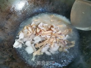五花肉炖墨鱼的做法步骤：4