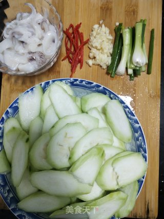没有胃口?可以来一盘鱿鱼炒丝瓜，瞬间食欲大增的做法步骤：1