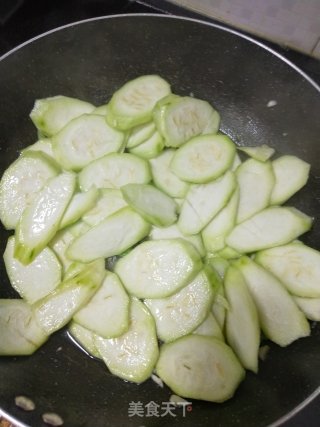 没有胃口?可以来一盘鱿鱼炒丝瓜，瞬间食欲大增的做法步骤：3