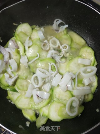 没有胃口?可以来一盘鱿鱼炒丝瓜，瞬间食欲大增的做法步骤：4