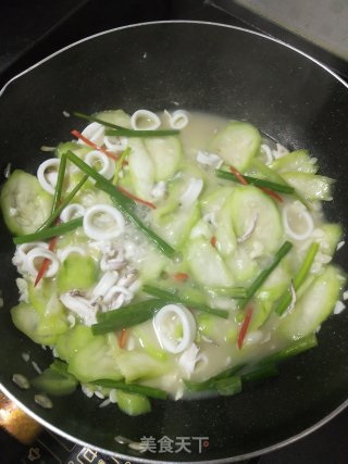 没有胃口?可以来一盘鱿鱼炒丝瓜，瞬间食欲大增的做法步骤：5