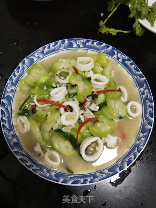 没有胃口?可以来一盘鱿鱼炒丝瓜，瞬间食欲大增的做法步骤：6