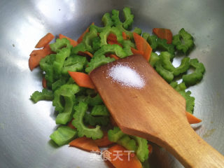 苦瓜胡萝卜炒鸡蛋的做法步骤：7