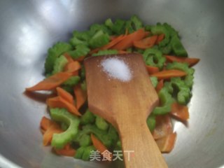 苦瓜胡萝卜炒鸡蛋的做法步骤：8