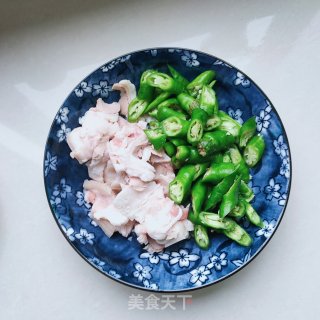 五花肉炒辣椒的做法步骤：2