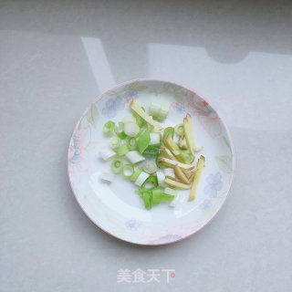 五花肉炒辣椒的做法步骤：3