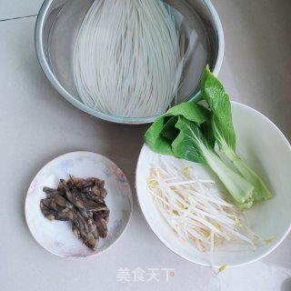 乌鸡卷米线的做法步骤：1