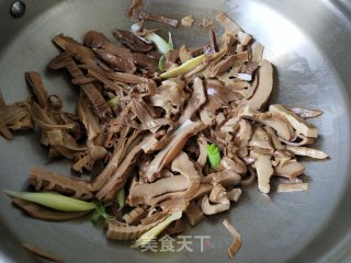 红糟炒笋干的做法步骤：3